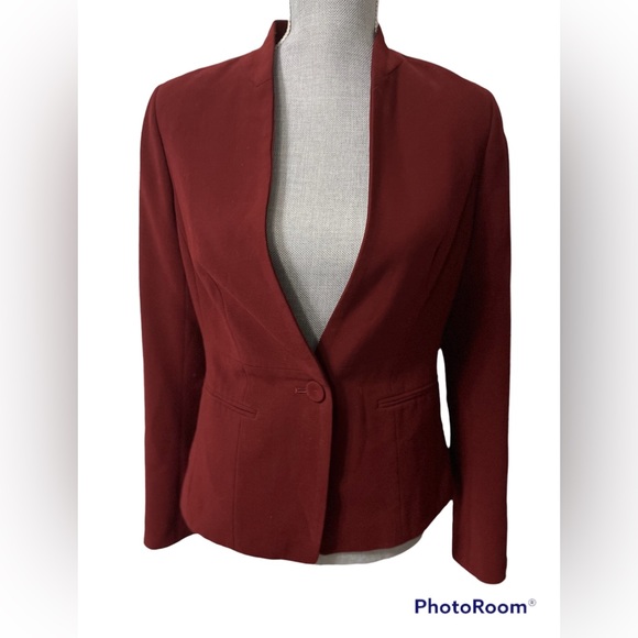 Le Chateau Blazer - Picture 1 of 10